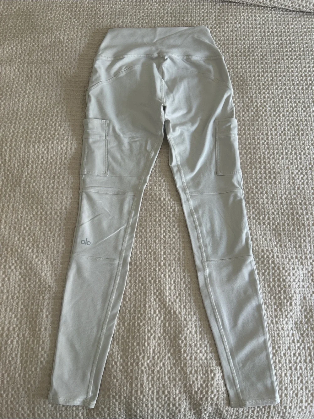 ALO Yoga High-Rise Cargo Legging - beige